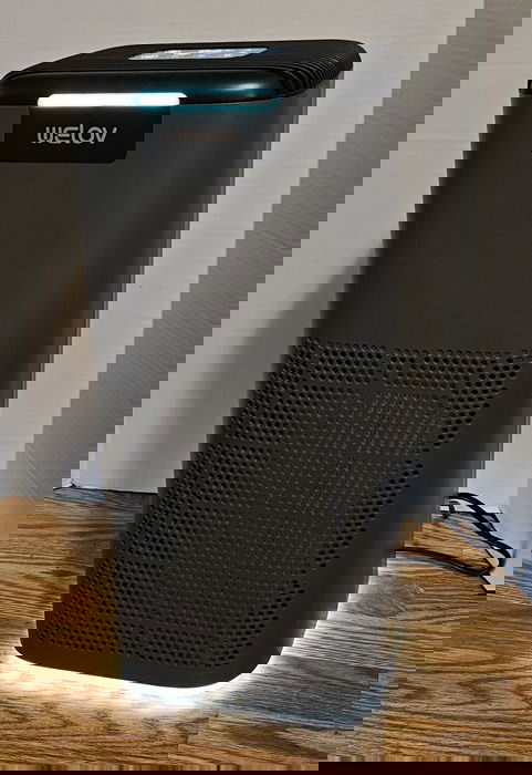 WELOV air purifier with night light on.