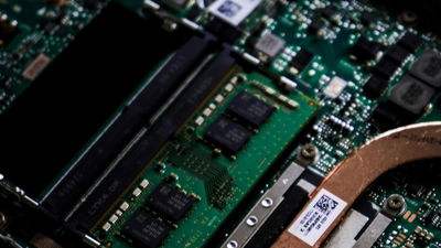 Featured image showing a dual channel RAM configuration with a single empty slot. (Source: Unsplash.)