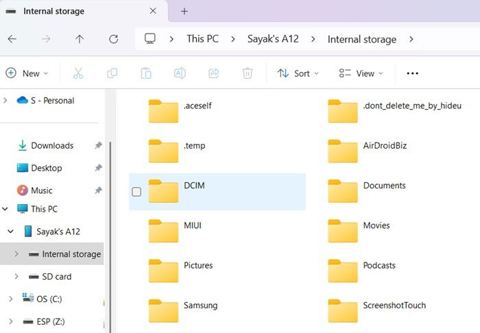 Internal storage and SD card of Android phone showing on Windows device.