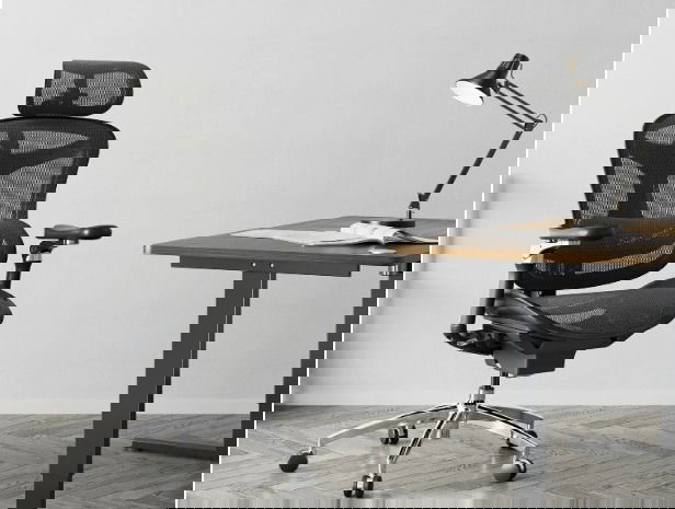 Sihoo Doro C300 Pro Ergonomic Chair in an office.