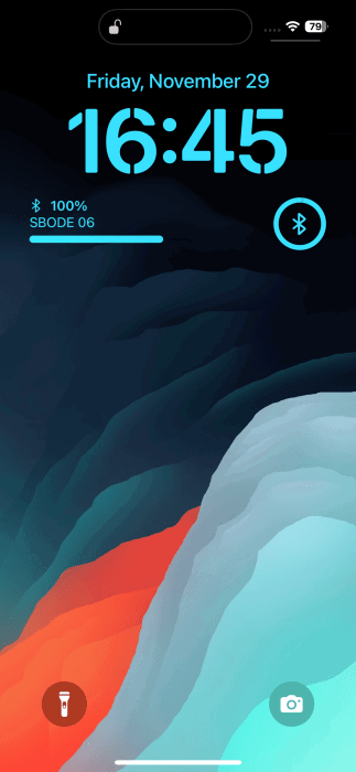 Batteries widgets visible on iPhone lock screen.